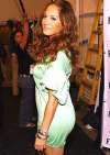 De minivestido, Jennifer Lopez lan�a grife em Nova York