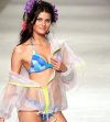 Isabeli Fontana exibe um dos biqu�nis da cole��o ver�o da Salinas